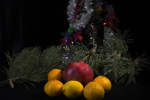 Mandarini Frutta Melograno Limone Sfondo Scuro Con Albero Natale — Foto Stock