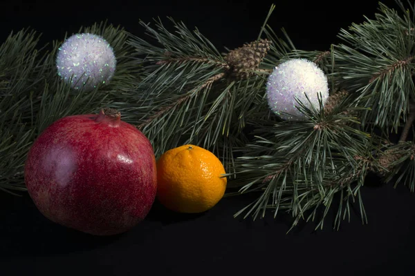 Φρούτα Μανταρίνια Ρόδι Λεμόνι Σκούρο Φόντο Χριστουγεννιάτικο Δέντρο — Φωτογραφία Αρχείου