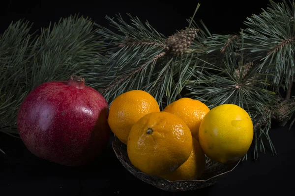 Fruits Mandarines Citron Grenade Sur Fond Sombre Avec Arbre Noël — Photo