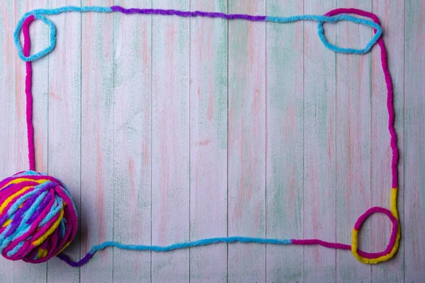 マルチカラーの編み糸で明るい木の背景 — ストック写真
