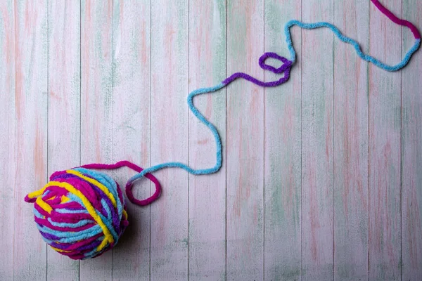 Lichte Houten Ondergrond Met Veelkleurig Breigaren — Stockfoto