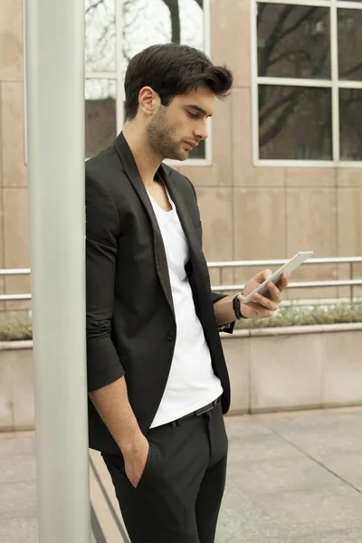 Joven usando un teléfono inteligente — Foto de Stock