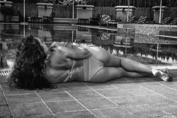 Mulher de biquíni perto da piscina — Fotografia de Stock