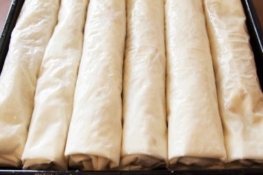 Ev yapımı rulo pasta pişirme için hazır