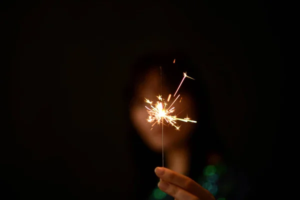 Menina Segura Sparkler Suas Mãos Foco Suave — Fotografia de Stock