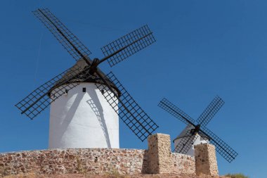 Alcazar de San Juan yakınındaki yel değirmenleri