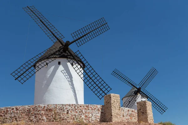Ветряные мельницы вблизи Алькасар-де-Сан-Хуан — стоковое фото