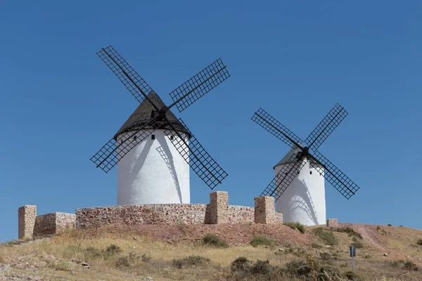 Ветряные мельницы вблизи Алькасар-де-Сан-Хуан — стоковое фото