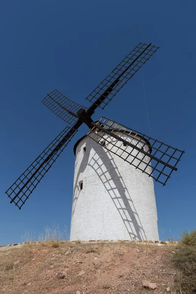 Windmühle in der Nähe von alcazar de san juan — Stockfoto