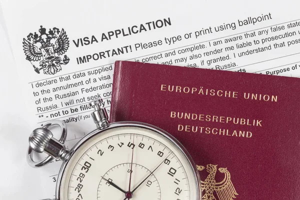 パスポートとストップウォッチを持つロシアのビザ申請 — ストック写真
