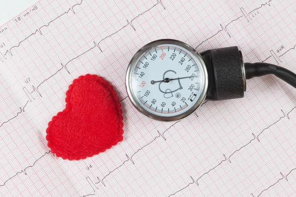 Druckmessung Und Herzsymbol Auf Einem Kardiogramm Nahaufnahme — Stockfoto