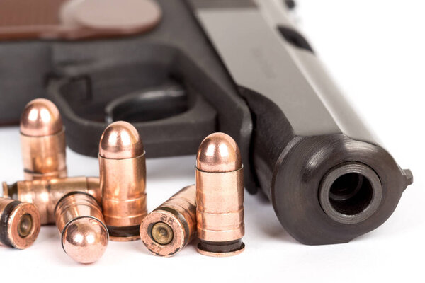 Пистолет с боеприпасами на белом фоне
