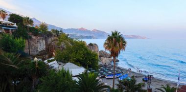 Nerja'da sahilde günbatımı