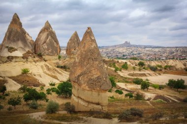 Vadi ve dağlardaki taş oluşumları Kapadokya, Türkiye