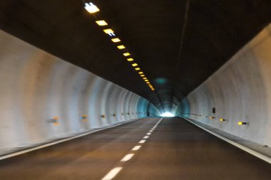 Road, tünel dağlarda. Sonunda parlak beyaz ışık 