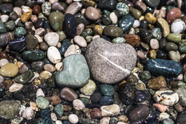 Deniz çakıl farklı boyutlarda su ile yıkanır.