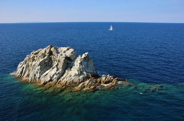 在托斯卡纳群岛 在意大利的岛上航行 图库照片