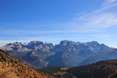 Malga Ritorto, Madonna di Campiglio, Brenta Dolomites, Trentino-Alto Adige, İtalya, Avrupa den kayalık yüksek doruklarına görünümü