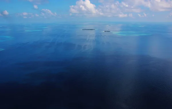 马尔代夫 阿里环礁水上飞机鸟瞰环礁 图库照片