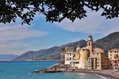 Camogli şehir, Liguria, Akdeniz: dağlar, deniz, plaj görünümünü. İtalya