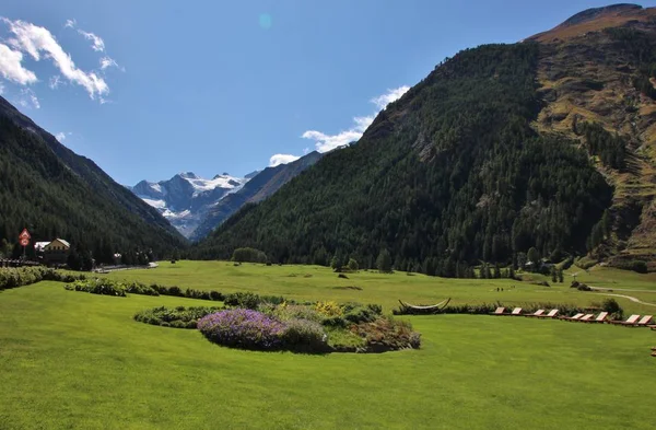 Kruhová Kuchyně Zeleninové Zahrady Vyvrcholily Gran Paradiso Pozadí Cogne Valle — Stock fotografie