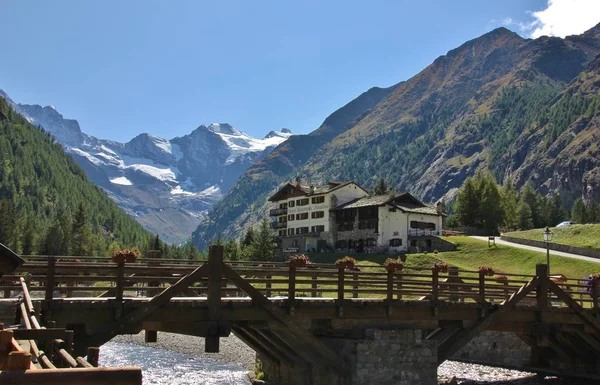 Most Hotel Valnontey Národní Park Gran Paradiso Valle Aosta Itálie — Stock fotografie