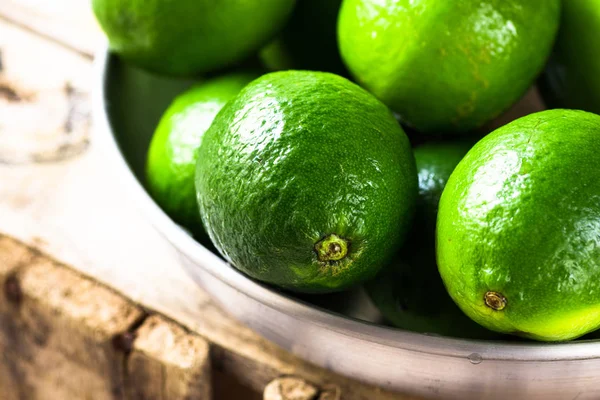 Alüminyum tabak tahta kutu, güneş ışığı üzerinde olgunlaşmış limes yığını