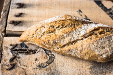 Çavdar kepekli ekmek somun vintage tahta kutu, üstten görünüm, seçici odak