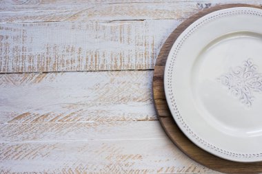 Beyaz vintage boş plaka üzerinde kesme tahtası, beyaz tahta ahşap arka plan, Provence stili, mutfak iç, minimalist, akrabalarımıköle, düz yatıyordu yuvarlak