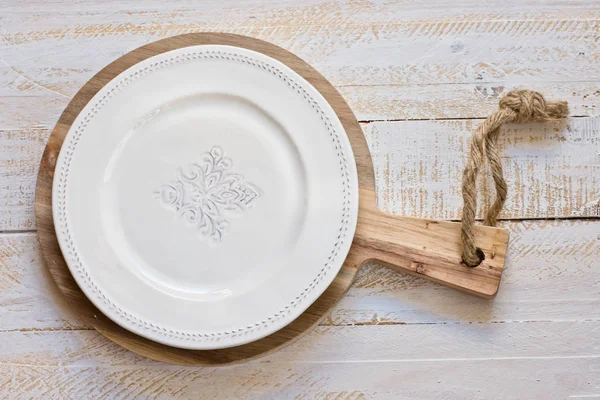 Biały vintage pustej płyty na białe deski drewniane tła, styl Prowansja, deska do krojenia okrągła, wnętrze kuchni, minimalistyczne — Zdjęcie stockowe