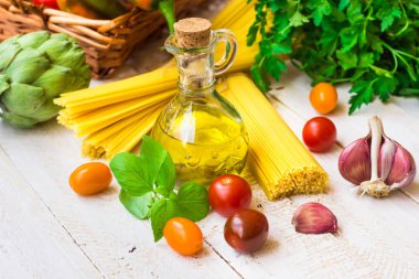 Sağlıklı İtalyan yemeği, spagetti, zeytin yağı, cherry domates, sarımsak, maydanoz, sebze sepeti için malzemeler