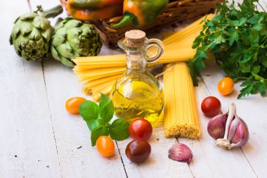 İtalyan mutfağı, sağlıklı yemek, zeytin yağı, domates, fesleğen, sarımsak, spagetti, enginar, sebzeler, otlar için malzemeler