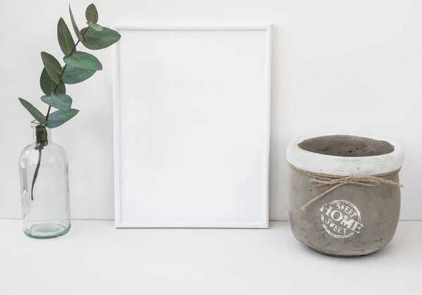 Mockup quadro branco, ramo de eucalipto em garrafa de vidro, tigela de cimento, imagem limpa minimalista estilo para o marketing do produto — Fotografia de Stock