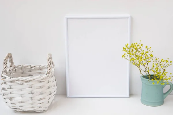 Mockup telaio, cesto di vimini, brocca con fiori su sfondo bianco, immagine in stile per il marketing del prodotto — Foto Stock