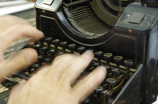 Mãos sobre máquina de escrever — Fotografia de Stock