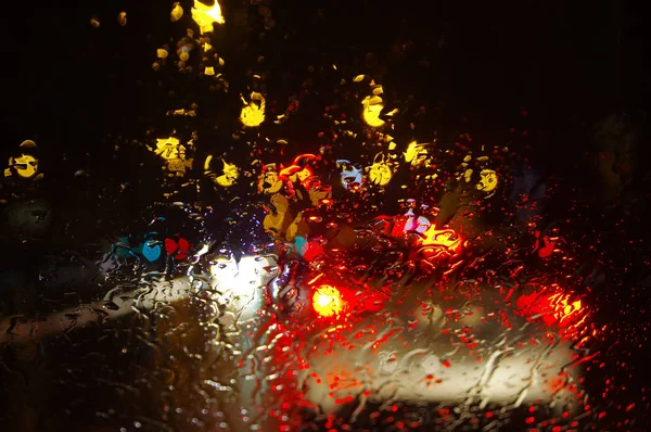 Gotas Chuva Janela Carro Luzes Cidade Borradas Por Gotas Água — Fotografia de Stock