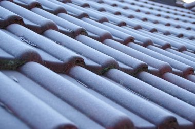 Hoarfrost çatı üzerinde