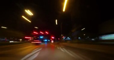 Araba animasyon görüntülendi ışıklı sürüş şehir gece döngüsünü