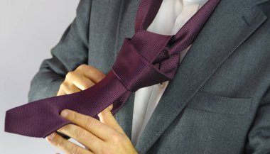 Kırmızı kravat bağlama