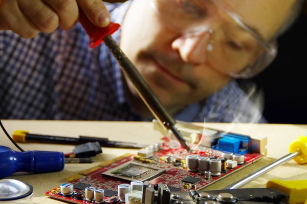 Solda homem reparação computador parte — Fotografia de Stock