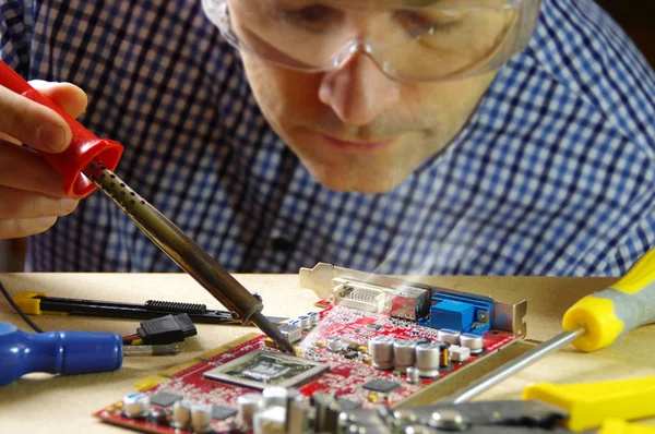 Soldering man repair computer part — Stock Photo, Image