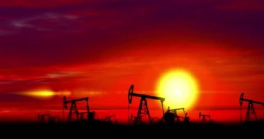 Yeşil enerji kaynağı ekoloji kavramı. Yağ pompaları siluetleri bulutlar ve arka planda güneş rüzgar türbini için değiştirme. Byrenewable enerji kaynakları küresel ısınma ve fosil yakıtların yerine.