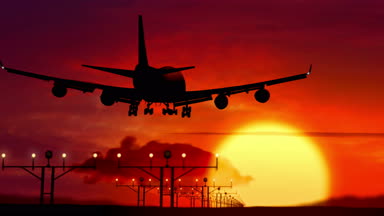 Jumbo Jet uçak silueti havaalanında günbatımı sırasında inecek. Uçak ve yanıp sönen pist ışıkları şeklinde.
