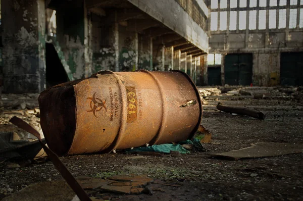 Avertissement de danger biologique sur vieux tonneau rouillé — Photo