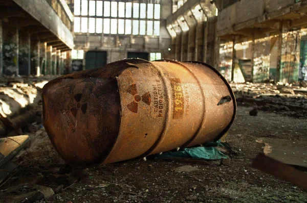 Avertissement radioactif sur vieux baril rouillé — Photo