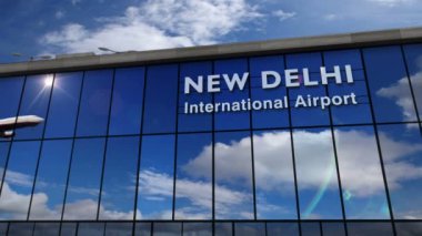 Yeni Delhi, Hindistan 'a jet uçağı iniyor. 3 boyutlu animasyon. Cam havaalanı terminali ve uçağın yansıması ile şehre varış. Seyahat, iş, turizm ve ulaşım kavramı.