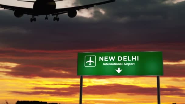 在印度新德里着陆的飞机轮廓 城市到达与机场方向的标志板和日落的背景 旅行和运输概念3D动画 — 图库视频影像