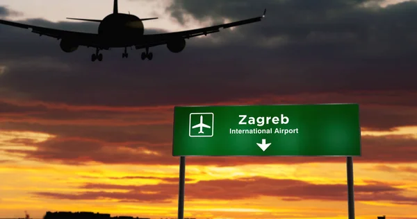 Посадка самолета в Загребе с вывеской — стоковое фото