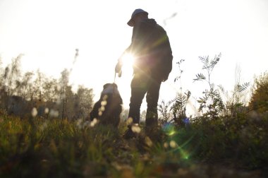 Köpekli bir adam yürüyüşe çıktı.