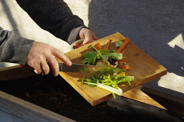 Reciclaje de residuos de cocina en composter — Foto de Stock